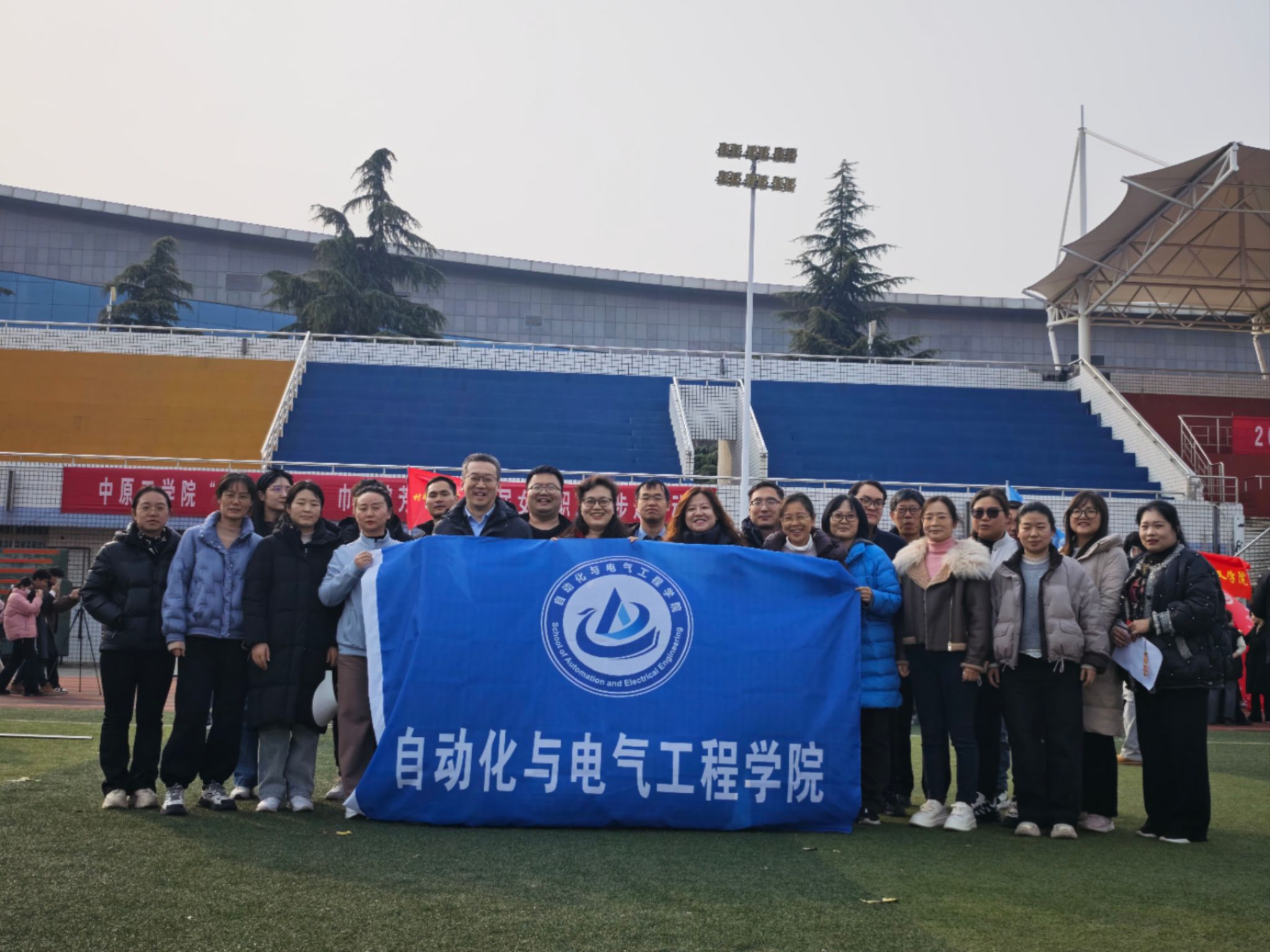 “巧手庆芳华 花语寄师恩”——必威betway平台师生开展三八节庆祝活动